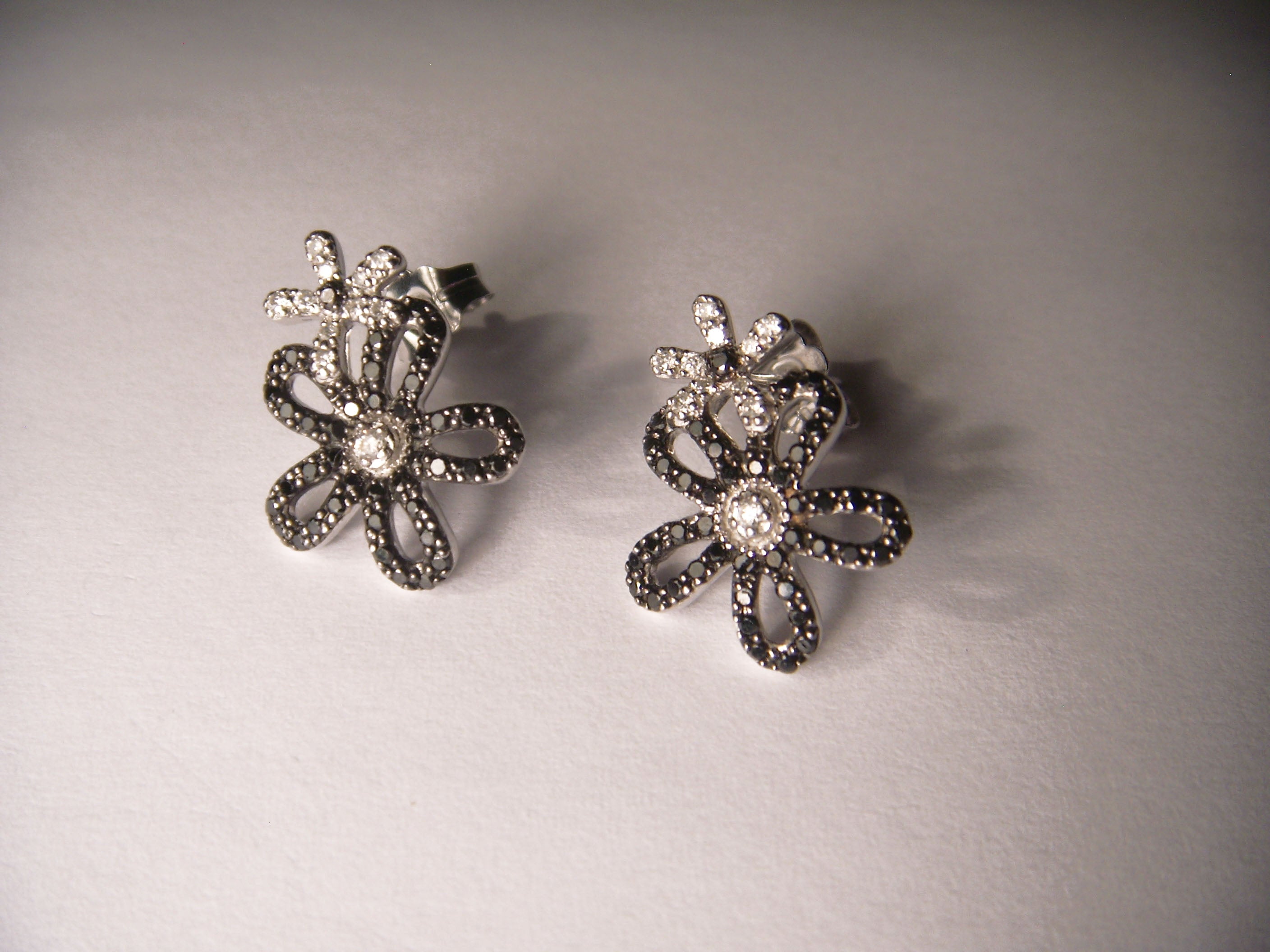 Beautiful 14K White Gold Pave Black and White Diamond Floral Flower Earrings - GGEMSonline
